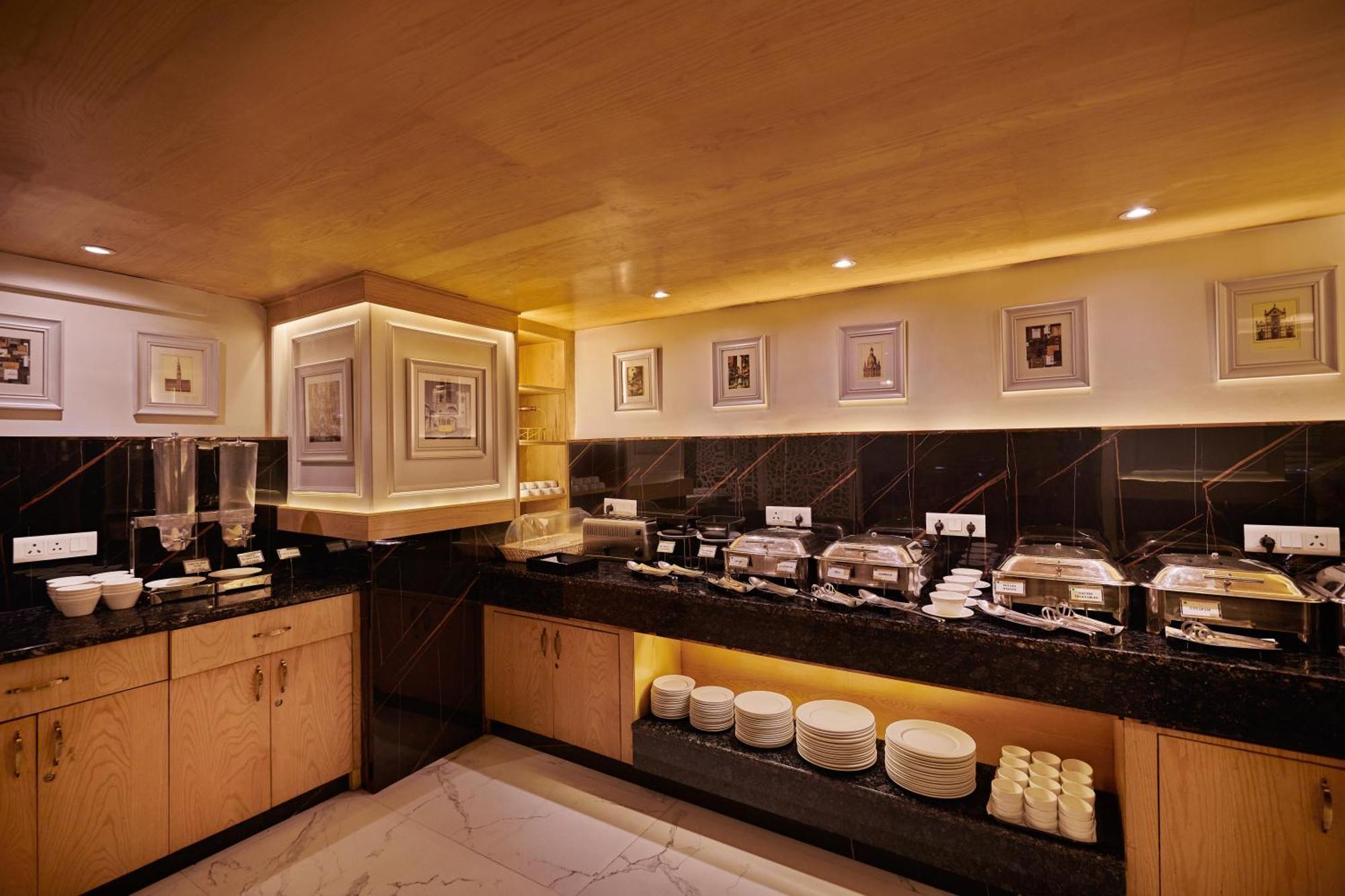 Deventure Sarovar Portico Patel Nagar Nova Deli Exterior foto